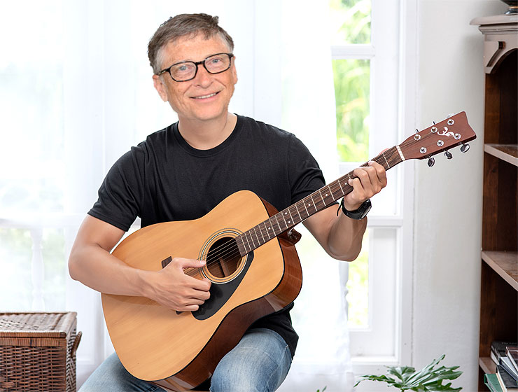Bill GATES od lat gra na gitarze, zna wszystkie możliwe akordy, a jego ulubione melodie to ballady i piosenki morskie